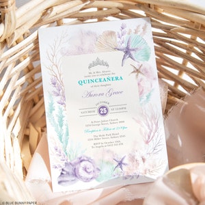 Puede incluir: Una invitación a una Quinceañera con un diseño de acuarela que presenta conchas marinas, estrellas de mar y coral. La invitación es para Aurora Grace e incluye la fecha, la hora y la ubicación del evento. También se incluye información de RSVP.