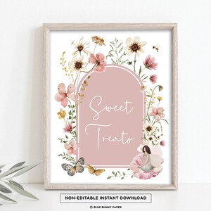 Pode incluir: Um sinal imprimível com uma borda floral rosa e um arco rosa com o texto "Sweet Treats" em branco. Uma fada com asas está sentada em uma flor rosa no canto inferior direito. Duas borboletas estão no canto inferior esquerdo.