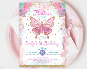 Peut inclure: Invitation d'anniversaire avec un papillon rose et doré avec le texte "Flutter On Over" pour le 1er anniversaire d'Emily. L'invitation comprend la date, l'heure et les informations RSVP.