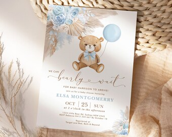 Può includere: Un invito a un baby shower con un tenero orsacchiotto che tiene un palloncino blu. L'invito è decorato con fiori blu ed erba della pampa beige. Il testo sull'invito recita "We can barely wait for Baby Harrison to arrive!" e include la data e l'ora del baby shower.