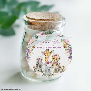 Plantilla de etiqueta redonda editable Boho Safari Baby Shower, favores de fiesta de cumpleaños de animales salvajes de la selva, topper de cupcake de rubor púrpura de 2,5", SAF7