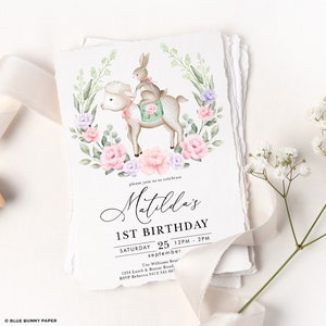 Puede incluir: Una ilustraci&oacute;n de acuarela de un cordero blanco con una silla de montar verde y un conejo montando en su espalda. El cordero y el conejo est&aacute;n rodeados de flores rosas y moradas y hojas verdes. El texto "Matilda's 1st Birthday" est&aacute; escrito en letra cursiva negra. La fecha y la hora de la fiesta se enumeran a continuaci&oacute;n: "S&aacute;bado 25, 12PM - 2PM, septiembre". La direcci&oacute;n de la residencia Williams y la informaci&oacute;n de RSVP tambi&eacute;n est&aacute;n incluidas.