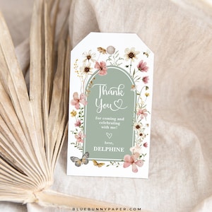 Modelo de etiqueta de lembrança floral Boho editável Sage Green Baby in Bloom Editável obrigado favores flores silvestres aniversário Miss Onederful Baixar FLO32