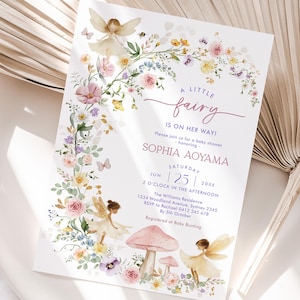 Puede incluir: Una invitación a una fiesta de bienvenida al bebé con un diseño de corona de flores. El texto dice "A Little Fairy Is On Her Way!" y "Sophia Aoyama". La invitación es para una fiesta de bienvenida al bebé el 25 de junio de 20XX a las 2 de la tarde. La residencia Williams se encuentra en 1234 Woodland Avenue, Sydney 2345. RSVP a Rachael 0412 345 678 antes del 5 de octubre. Registrado en Baby Bunting.