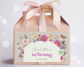 以下が含まれることがあります： ピンクと白の花柄、蝶、そして「Charlotte's 1st birthday 15.05.2031」というテキストが書かれた、花柄のギフトボックスラベルです。