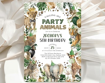 Puede incluir: Una invitación a una fiesta con temática de la jungla con un esquema de colores verde, dorado y negro. La invitación presenta una variedad de animales, incluyendo un león, un tigre, una jirafa, un elefante y un mono. El texto de la invitación dice "Calling All Party Animals" y "Zachary's 5th Birthday".