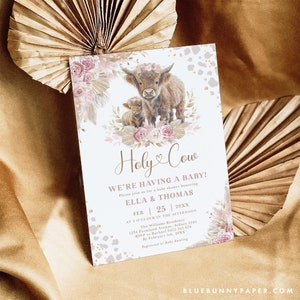 Boho Cow Baby Shower Invitation Girl Highland Cow Pink Pampas Floral Invite Holy Cow We&#39;re Have a Baby Edytowalny szablon do pobrania CW2