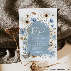 Invito per baby shower con fiori di campo blu polveroso, blu scuro Boho Boy, invito per baby shower, fiori da giardino, farfalla, modello modificabile immediato FLO46