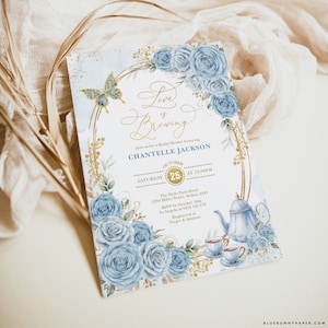 Love is Brewing Invito Modello di invito per addio al nubilato floreale blu polveroso Modello di invito per la festa del tè Farfalle blu oro MODELLO MODIFICABILE FLO45