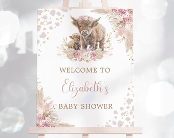 Puede incluir: Bienvenido a la fiesta de bienvenida al bebé de Elizabeth con una ilustración de acuarela de una vaca Highland y una ternera con detalles florales rosas y dorados.