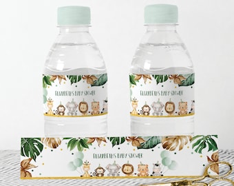 Op de afbeelding: Waterfleslabels met een jungle thema. De labels hebben een groene, gouden en witte kleurstelling met verschillende jungledieren, waaronder een aap, een leeuw, een olifant, een zebra en een giraffe. De tekst op de labels luidt "Elizabeth's Baby Shower".