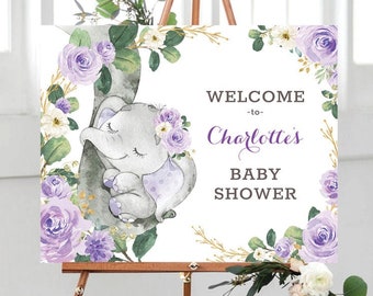 Op de afbeelding: Een printbaar welkomsbord voor een babyshower met een aquarel-illustratie van een slapende olifant met paarse bloemen en groen. Het bord zegt "Welkom op Charlotte's babyshower".