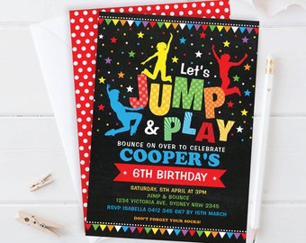 Könnte beinhalten: Eine bunte Einladung zu einer Kindergeburtstagsparty für einen 6-Jährigen. Die Einladung hat einen schwarzen Hintergrund mit buntem Text, der "Let's Jump & Play" sagt, und eine Silhouette von springenden Kindern. Die Einladung enthält auch den Namen des Kindes, Cooper, sowie das Datum und die Uhrzeit der Party.
