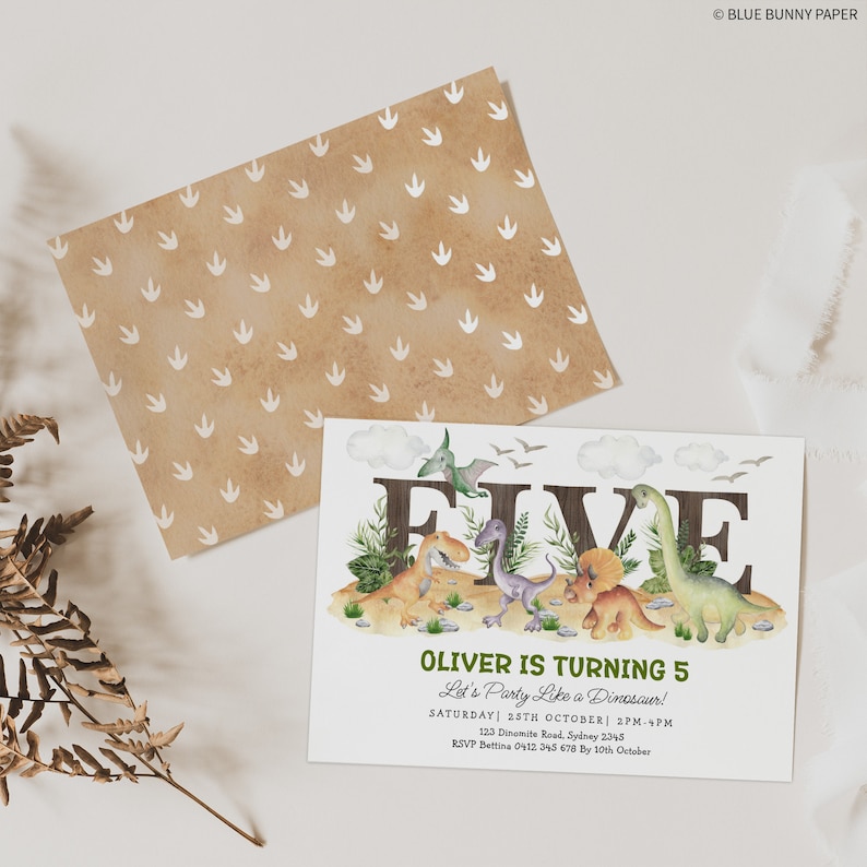 Peut inclure: Une invitation &agrave; une f&ecirc;te d'anniversaire sur le th&egrave;me des dinosaures pour un enfant qui f&ecirc;te ses cinq ans. L'invitation pr&eacute;sente un fond brun avec des empreintes de pas de dinosaures blanches et une carte blanche avec le chiffre "CINQ" en lettres brunes entour&eacute; de dinosaures. Le texte sur la carte indique "Oliver a cinq ans, Faisons la f&ecirc;te comme un dinosaure !" avec des d&eacute;tails sur la date, l'heure, le lieu et les informations RSVP.