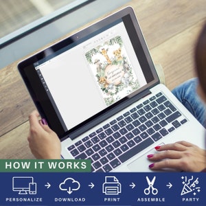 K&ouml;nnte beinhalten: Ein Laptop-Bildschirm zeigt eine druckbare Einladung zu einer ersten Geburtstagsfeier. Die Einladung hat ein Dschungel-Thema mit einer Giraffe, einem L&ouml;wen, einem Affen und anderen Tieren. Der Text auf der Einladung lautet "Beyanins 1st Birthday".