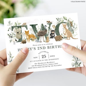 K&ouml;nnte beinhalten: Eine gr&uuml;ne und wei&szlig;e Einladungskarte mit einer Aquarell-Illustration des Wortes &bdquo;ZWEI&ldquo; umgeben von australischen Tieren. Der Text auf der Karte lautet: &bdquo;Bitte feiern Sie mit uns Harrys 2. Geburtstag, Samstag, 25. November 20XX, um 14:00 Uhr, in der Henderson Residence, 123 Woodland Street, Sydney 2345, RSVP Olivia 0412 345 667 bis zum 5. November."