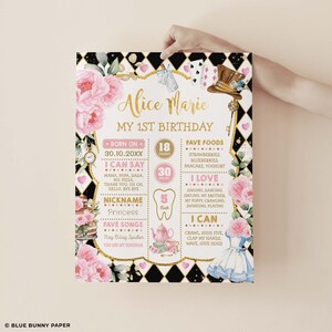 Puede incluir: Un p&oacute;ster personalizado del primer cumplea&ntilde;os con tem&aacute;tica de Alicia en el pa&iacute;s de las maravillas. El p&oacute;ster presenta detalles florales rosas, un patr&oacute;n de diamantes en blanco y negro y adornos dorados. Incluye el nombre del ni&ntilde;o, detalles de nacimiento, comidas favoritas, canciones y actividades.