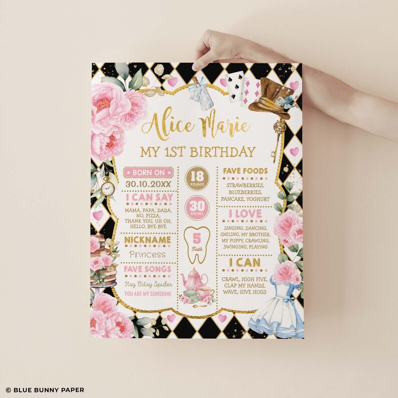 Puede incluir: Un p&oacute;ster personalizado del primer cumplea&ntilde;os con tem&aacute;tica de Alicia en el pa&iacute;s de las maravillas. El p&oacute;ster presenta detalles florales rosas, un patr&oacute;n de diamantes en blanco y negro y adornos dorados. Incluye el nombre del ni&ntilde;o, detalles de nacimiento, comidas favoritas, canciones y actividades.