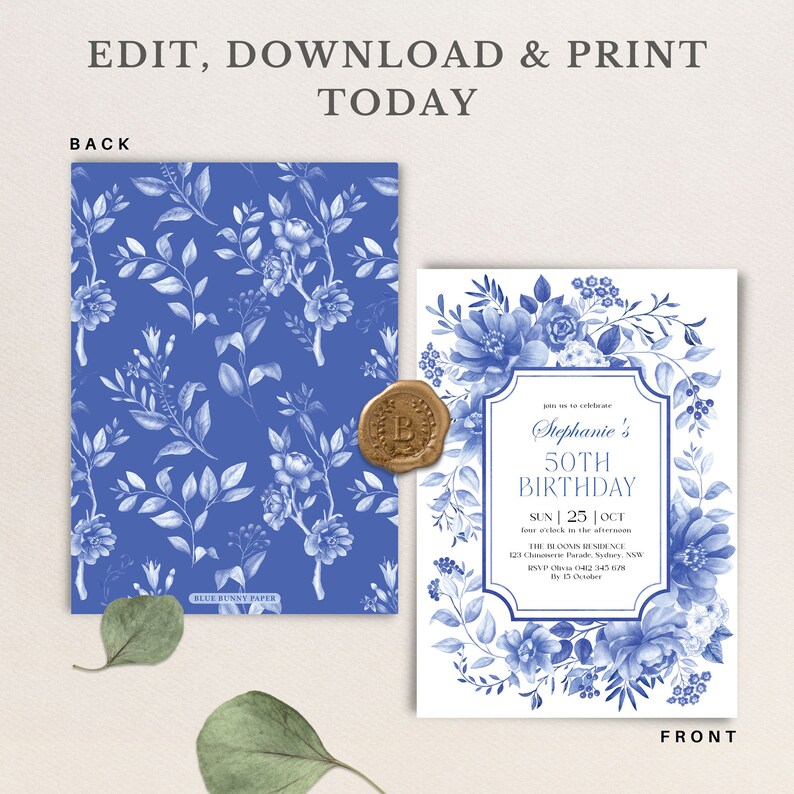Op de afbeelding: Een blauwe en witte bloemen-ge&iuml;llustreerde verjaardagsuitnodiging met een gouden waszegel. De uitnodiging luidt "Vier met ons Stephanie's 50e verjaardag" en bevat de datum, tijd en locatie van het evenement.