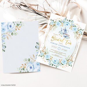 Puede incluir: Una invitaci&oacute;n de despedida de soltera azul y dorada con dise&ntilde;o floral y texto que dice "Join us for a Bridal Tea - honoring - Sarah Anderson S&aacute;bado 25 de septiembre 123 Blush Gold Floral Ave, Sydney 2345 2:00PM - 4:00PM RSVP Emily 0412 456 456 antes del 5 de julio de 20XX Target y Bath & Beyond Registrado en"