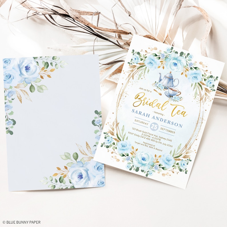 Puede incluir: Una invitaci&oacute;n de despedida de soltera azul y dorada con dise&ntilde;o floral y texto que dice "Join us for a Bridal Tea - honoring - Sarah Anderson S&aacute;bado 25 de septiembre 123 Blush Gold Floral Ave, Sydney 2345 2:00PM - 4:00PM RSVP Emily 0412 456 456 antes del 5 de julio de 20XX Target y Bath & Beyond Registrado en"