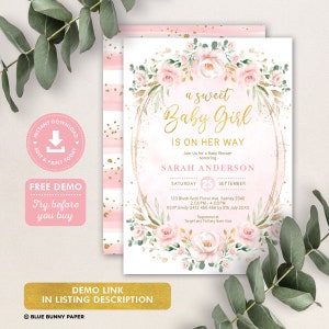 Może przedstawiać: R&oacute;żowe i złote zaproszenie na baby shower z wieńcem kwiatowym i tekstem "a sweet Baby Girl is on her way". Zaproszenie zawiera imię Sarah Anderson, datę soboty, 25 września i godzinę 14:00 - 16:00. Informacje RSVP są r&oacute;wnież zawarte.