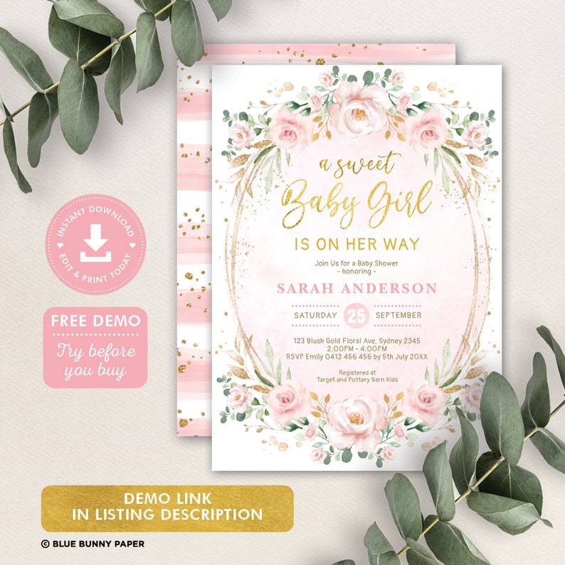 Może przedstawiać: R&oacute;żowe i złote zaproszenie na baby shower z wieńcem kwiatowym i tekstem "a sweet Baby Girl is on her way". Zaproszenie zawiera imię Sarah Anderson, datę soboty, 25 września i godzinę 14:00 - 16:00. Informacje RSVP są r&oacute;wnież zawarte.