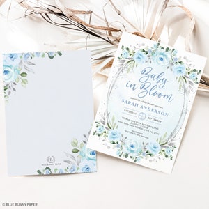 Peut inclure: Faire-part de baby shower avec un motif floral de roses bleues et des accents argent&eacute;s. L'invitation indique "Baby in Bloom" et comprend les d&eacute;tails de l'&eacute;v&eacute;nement. La papeterie a un motif assorti au dos.