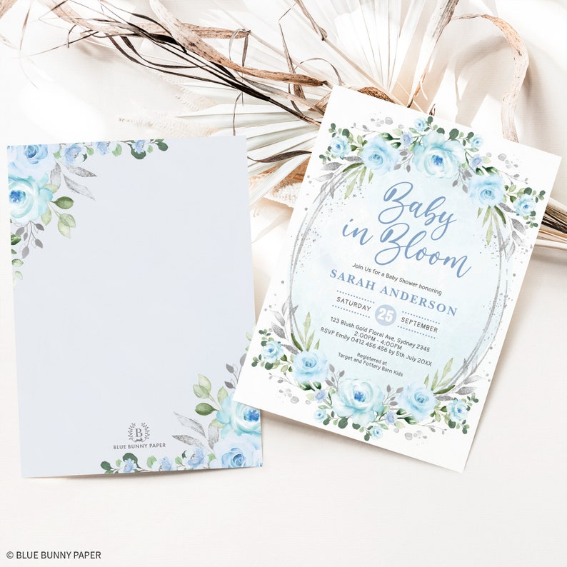 Peut inclure: Faire-part de baby shower avec un motif floral de roses bleues et des accents argent&eacute;s. L'invitation indique "Baby in Bloom" et comprend les d&eacute;tails de l'&eacute;v&eacute;nement. La papeterie a un motif assorti au dos.