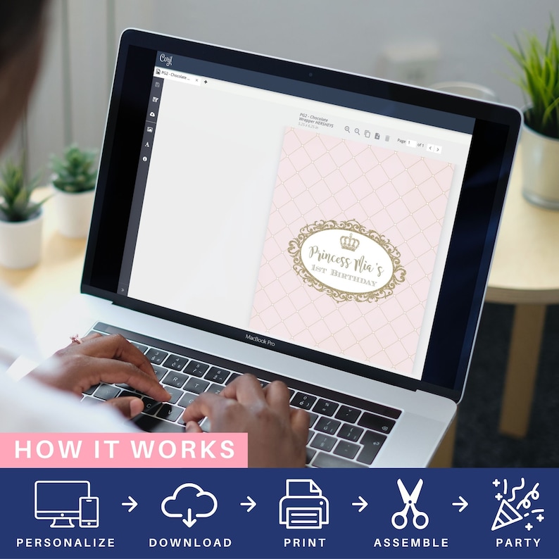 K&ouml;nnte beinhalten: Auf dem Bildschirm eines Laptops ist eine rosa-goldene, druckbare Partyeinladung mit einer Krone und dem Text "Princess Mia's 1st Birthday" zu sehen. Das Bild zeigt eine Schritt-f&uuml;r-Schritt-Anleitung, wie man die Einladung personalisiert, herunterl&auml;dt, druckt, zusammensetzt und feiert.