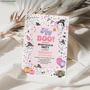Peut inclure: Invitation &agrave; une f&ecirc;te d'Halloween rose et blanche avec un fant&ocirc;me, des chauves-souris, des bonbons et une citrouille. Le texte indique "Hey Boo! Rejoignez-nous pour une f&ecirc;te Spooktacular pour c&eacute;l&eacute;brer le 1er anniversaire d'Addison. Samedi 25 octobre, 14h-16h, 1234 Spooktaculer Road, Sydney NSW 2345. RSVP Lindo 0412 345 668 avant le 5 octobre."
