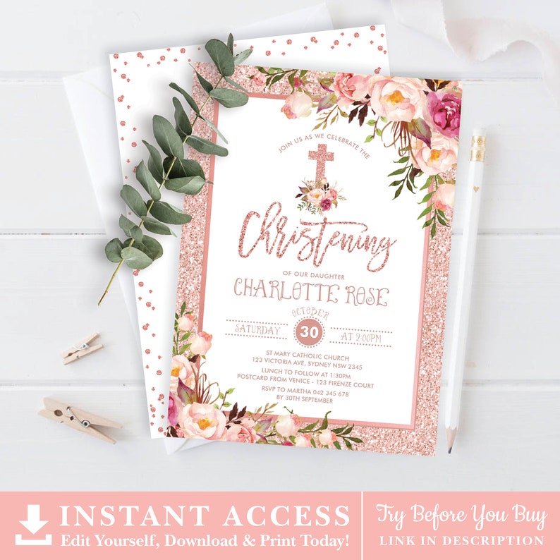 Op de afbeelding: Roze en gouden glitter doopkaart met bloemenontwerp. De uitnodiging bevat de tekst "Doe mee met ons om de doop van onze dochter Charlotte Rose te vieren" en details over het evenement.