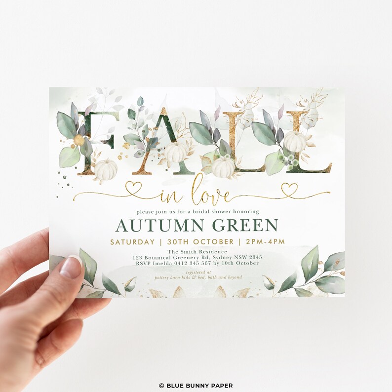 Puede incluir: Una invitaci&oacute;n a una despedida de soltera con una ilustraci&oacute;n de acuarela de la palabra "Fall" en oro y verde con acentos florales. El texto "in love" est&aacute; escrito en escritura dorada debajo de la palabra "Fall". La invitaci&oacute;n es para una despedida de soltera en honor a Autumn Green el s&aacute;bado 30 de octubre de 2:00 pm a 4:00 pm. La invitaci&oacute;n incluye la direcci&oacute;n y la informaci&oacute;n de RSVP.