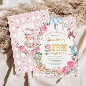 Peut inclure: Invitation d'anniversaire sur le thème d'Alice au pays des merveilles, rose et blanche. Elle présente une pile de tasses à thé, des roses et le texte "Alicia Rose's ONEderland". La date, l'heure et le lieu sont également indiqués.