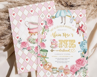 Peut inclure: Invitation d'anniversaire sur le thème d'Alice au pays des merveilles, rose et blanche. Elle présente une pile de tasses à thé, des roses et le texte "Alicia Rose's ONEderland". La date, l'heure et le lieu sont également indiqués.