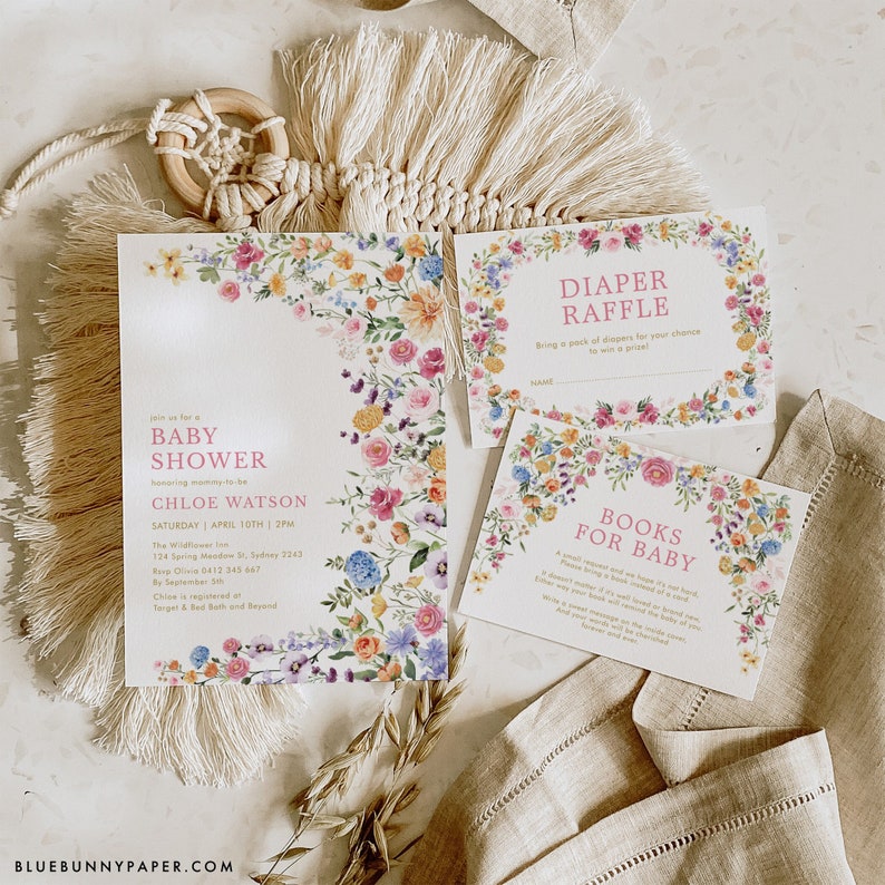 Puede incluir: Una invitaci&oacute;n a una baby shower floral con un esquema de color rosa y blanco. La invitaci&oacute;n incluye el texto "&Uacute;nete a nosotros para una Baby Shower en honor a la futura mam&aacute; Chloe Watson" y la fecha y hora de la ducha. Tambi&eacute;n hay dos tarjetas para una rifa de pa&ntilde;ales y una solicitud de libros para el beb&eacute;.