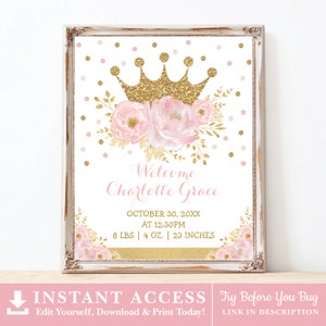 Puede incluir: Un cartel de bienvenida rosa y dorado con una corona, flores y el texto "Welcome Charlotte Grace" y "October 30, 20XX at 12:30PM 8 LBS | 4 OZ. | 23 INCHES".