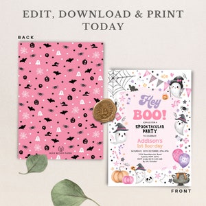 Peut inclure: Invitation imprimable rose et blanche avec un motif de fant&ocirc;me et de chapeau de sorci&egrave;re. Le texte indique "Hey Boo!" et "Addison's 1st Boo-day".