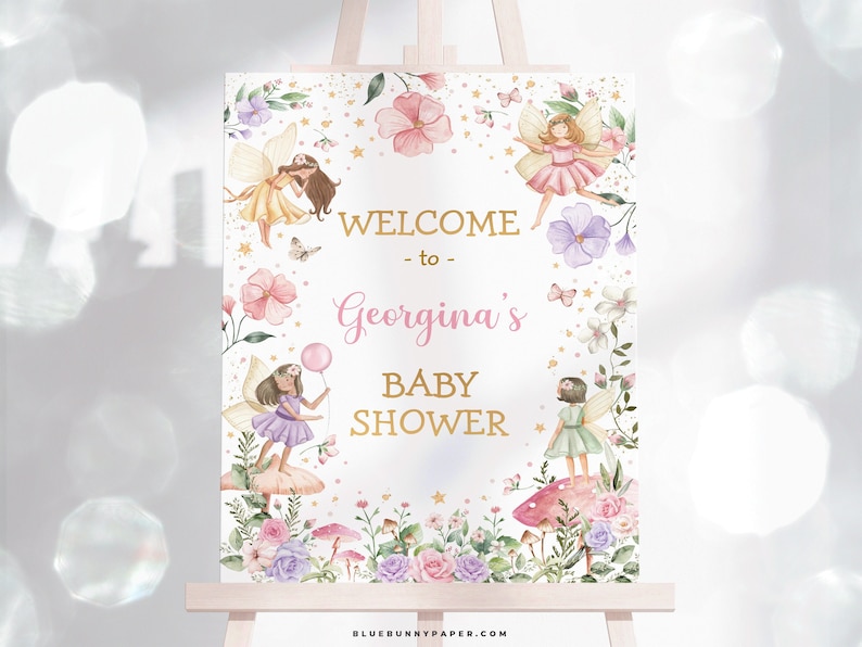 Pu&ograve; includere: Un cartello di benvenuto per un baby shower a tema fata. Il cartello &egrave; bianco con fiori rosa e viola, farfalle e fate. Il testo sul cartello recita "Benvenuti al baby shower di Georgina".