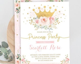 Peut inclure: Une carte d'invitation rectangulaire avec une couronne dorée au-dessus d'un bouquet de roses roses et de feuilles vertes. Le texte indique : Please join us for a Princess Party celebrating Scarlett Rose, Saturday, 14th February 2018 at 3:00pm, 123 Pink & Gold Avenue, Sydney 2345, RSVP to Liliana 0412 345 67 by 10th March 2018.