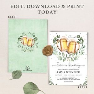 K&ouml;nnte beinhalten: Eine druckbare Einladung zu einer Brautparty mit einem gr&uuml;nen und wei&szlig;en Aquarelldesign. Die Einladung zeigt zwei Bierkr&uuml;ge mit einem gr&uuml;nen Bl&auml;tterkranz darum. Der Text auf der Einladung lautet: "Cheers! Love is Brewing. Join us for a bridal shower honoring Emma Weinbier. Samstag, 30. Oktober | 14:00-16:00 Uhr. The Weinbier Residence. 123 Bier Street, Sydney NSW 2345. RSVP Imelda 0412 345 567 bis zum 10. Oktober. Registriert bei Target."