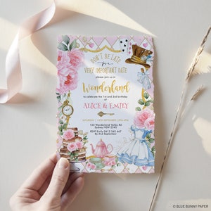 K&ouml;nnte beinhalten: Rosa-goldene Einladung mit einem verspielten Alice-im-Wunderland-Thema. Die Einladung zeigt eine Teetasse, eine Teekanne, einen Kuchen und eine Uhr. Der Text lautet: "Seien Sie nicht zu sp&auml;t f&uuml;r ein sehr wichtiges Date. Bitte schlie&szlig;en Sie sich uns im Wunderland an, um den 1. und 3. Geburtstag von Alice & Emily zu feiern. Samstag, 14. September (14:00-16:00 Uhr). 123 Wonderland Valley Rd, Sydney NSW 2345. RSVP Emily 0412 345 667 bis zum 2. September. &copy; Blue Bunny Paper."