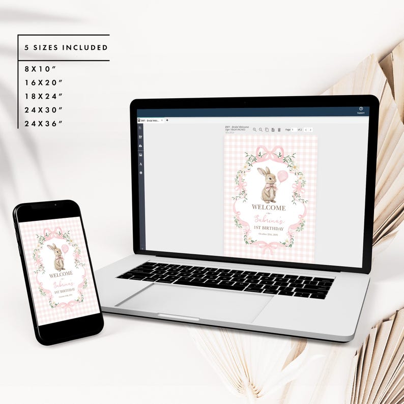 Peut inclure: Impression num&eacute;rique affich&eacute;e sur un ordinateur portable et un smartphone. L'impression pr&eacute;sente un lapin tenant un ballon rose, entour&eacute; d'une couronne florale, avec le texte "WELCOME Sabrina's 1st BIRTHDAY". Tailles incluses : 20x25cm, 41x51cm, 46x61cm, 61x76cm, et 61x91cm.