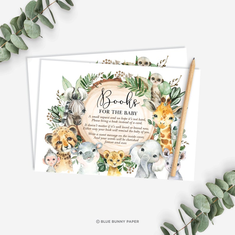Może przedstawiać: Zaproszenie na baby shower z akwarelową ilustracją zwierząt dżungli otaczających drewniany znak z tekstem "Books for the Baby". Tekst na karcie brzmi: "Mała prośba i mamy nadzieję, że nie jest trudna, Proszę przynieś książkę zamiast kartki. Nie ma znaczenia, czy jest ona dobrze zachowana czy nowa, W każdym razie twoja książka przypomni dziecku o tobie. Napisz słodką wiadomość na wewnętrznej stronie okładki, A twoje słowa będą zawsze cenione."