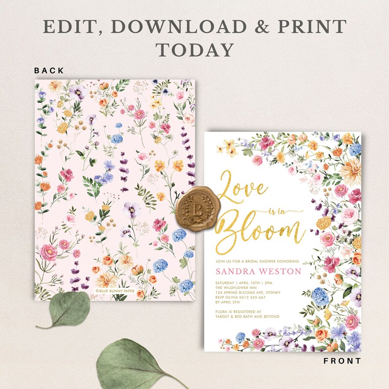 Peut inclure: Une invitation de f&ecirc;te pr&eacute;nuptiale florale avec un fond blanc et des lettres dor&eacute;es. Le texte indique "Love is in Bloom" et comprend le nom de la mari&eacute;e, la date, l'heure et le lieu. L'invitation est d&eacute;cor&eacute;e d'une bordure florale.