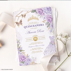 Pode incluir: Um convite de Quincea&ntilde;era roxo e dourado com um design floral e uma coroa. O convite inclui a data, a hora e o local do evento. Tamb&eacute;m inclui o nome da aniversariante, Aurora Rose.