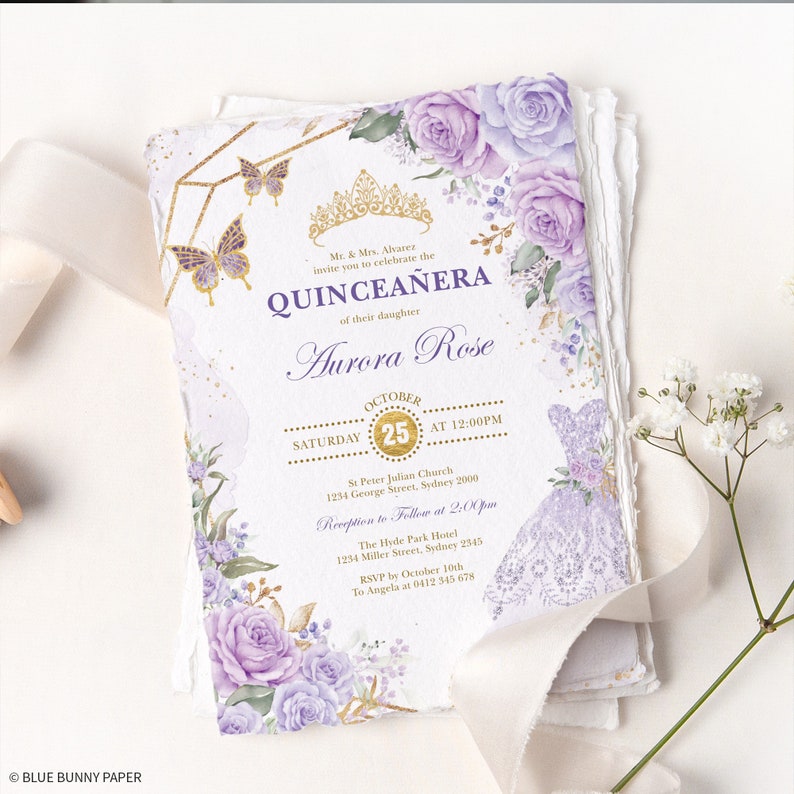 Pode incluir: Um convite de Quincea&ntilde;era roxo e dourado com um design floral e uma coroa. O convite inclui a data, a hora e o local do evento. Tamb&eacute;m inclui o nome da aniversariante, Aurora Rose.