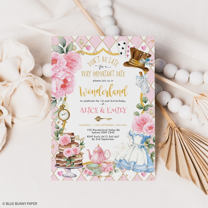 K&ouml;nnte beinhalten: Rosa-goldene Einladung zum Geburtstag im Alice-im-Wunderland-Stil mit einem rosa-wei&szlig; karierten Hintergrund. Die Einladung zeigt eine Teetasse, eine Teekanne, einen Kuchen, Spielkarten, eine Taschenuhr und einen Hut des Hutmachers. Der Text lautet: "Seien Sie nicht zu sp&auml;t f&uuml;r ein sehr wichtiges Date. Bitte schlie&szlig;en Sie sich uns im Wunderland an, um den 1. und 3. Geburtstag von Alice & Emily zu feiern. Samstag, 14. September, 14:00-16:00 Uhr, 123 Wonderland Valley Rd, Sydney NSW 2345. RSVP Emily 0412 345 667 bis zum 2. September."