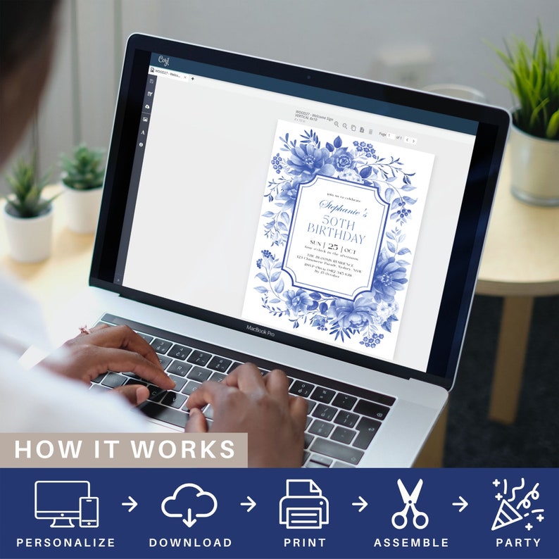 Op de afbeelding: Een laptopscherm waarop een blauwe en witte bloemen-uitnodiging voor een 50e verjaardagsfeest te zien is. De uitnodiging luidt "Stephanie's 50th Birthday" en "Sun 25 Oct". De tekst "HOW IT WORKS" wordt onder de laptop weergegeven met vijf pictogrammen die de stappen voorstellen om te personaliseren, te downloaden, te printen, te assembleren en te feesten.