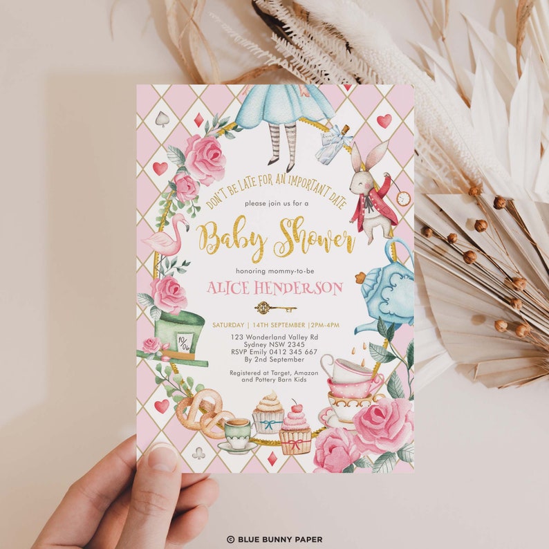 Pode incluir: Convite para ch&aacute; de beb&eacute; com tema Alice no Pa&iacute;s das Maravilhas. O convite apresenta ilustra&ccedil;&otilde;es de Alice, o Coelho Branco, x&iacute;caras de ch&aacute; e rosas. O texto "Baby Shower" est&aacute; em dourado, com detalhes do evento.